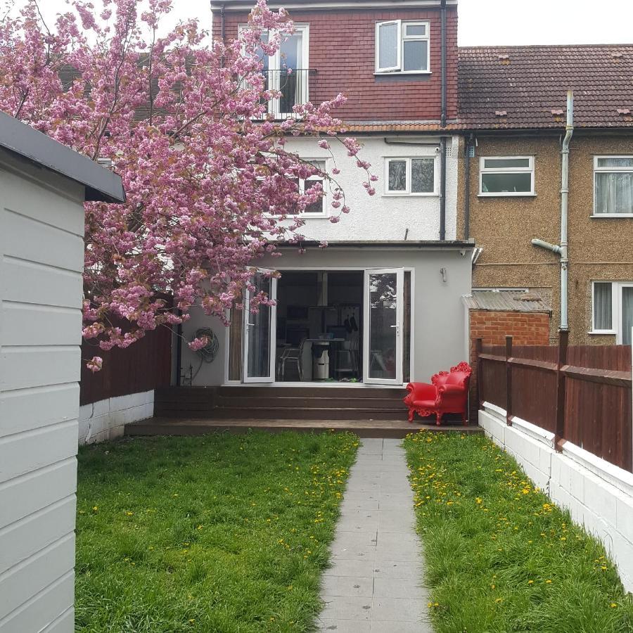 Family Home With Easy Commute To London! Croydon Exterior photo